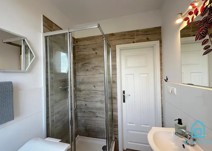 Lambert - Peaceful Retreat, 10 Minutes To Old Town & Seaside Homestay